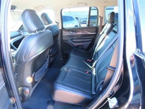 Used 2023 Jeep Grand Cherokee Limited w/ Luxury Tech Group II image 19