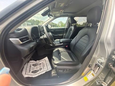 Used 2023 Toyota Highlander XLE AWD/4WD image 13