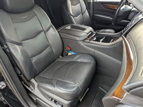 Used 2019 Cadillac Escalade Luxury image 13