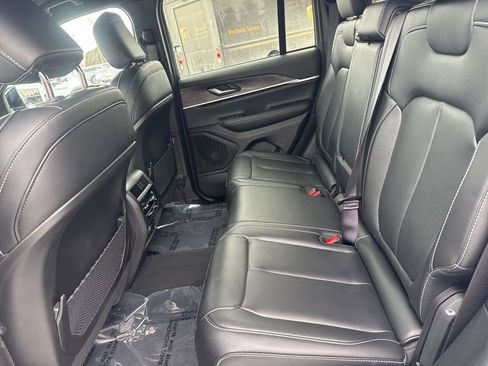 Used 2024 Jeep Grand Cherokee Limited image 18