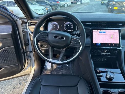 New 2025 Jeep Grand Cherokee Limited w/ Luxury Tech Group II image 17