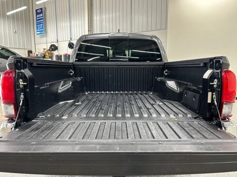 Used 2019 Toyota Tacoma SR5 AWD/4WD image 23