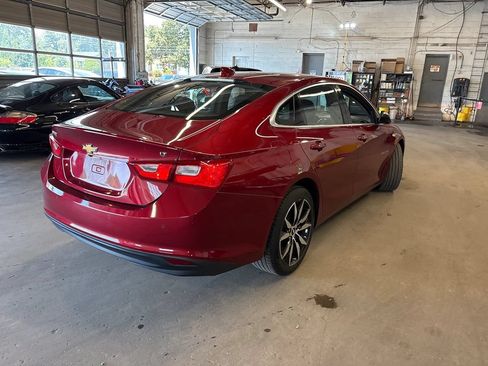 Used 2018 Chevrolet Malibu LT w/ Leather Package FWD image 4