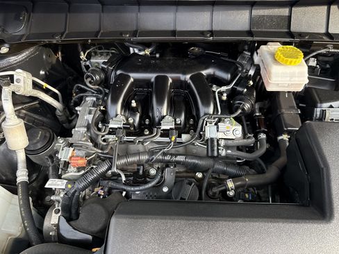 Used 2025 Nissan Pathfinder SV FWD image 17