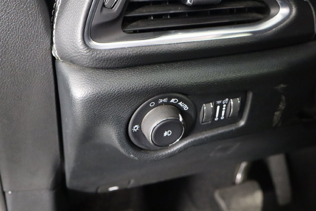 Used 2025 Chrysler Pacifica Limited FWD image 24