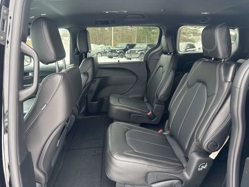 New 2026 Chrysler Pacifica Select image 21