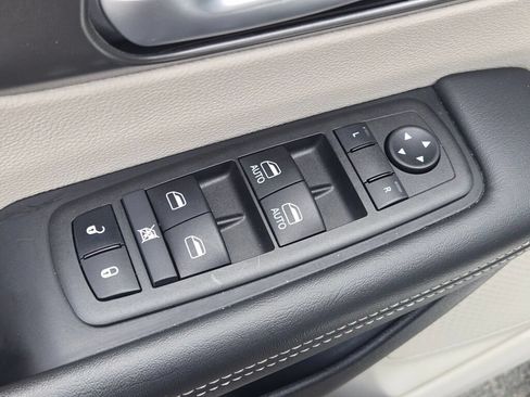 Used 2024 Chrysler Pacifica Touring-L FWD image 23