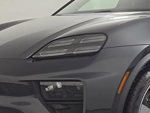 Certified 2025 Porsche Macan 4S Electric AWD/4WD image 12