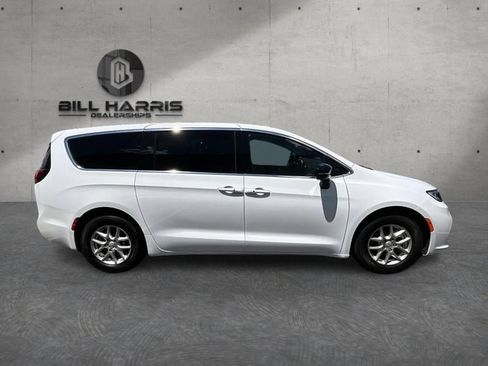 Used 2025 Chrysler Pacifica Select FWD image 4