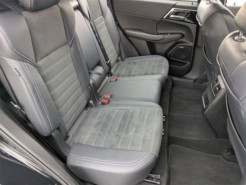 Used 2025 Mitsubishi Outlander SE image 29