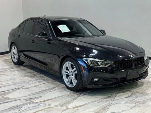 Used 2018 BMW 320i Sedan w/ Sport Package image 4