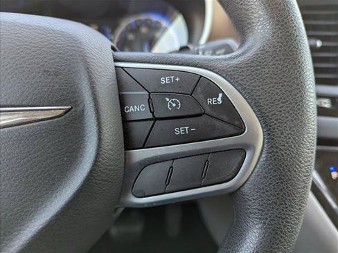 Used 2017 Chrysler Pacifica LX FWD image 14
