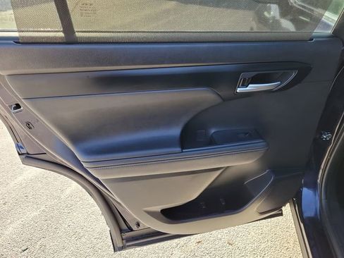 Used 2023 Toyota Highlander L image 32