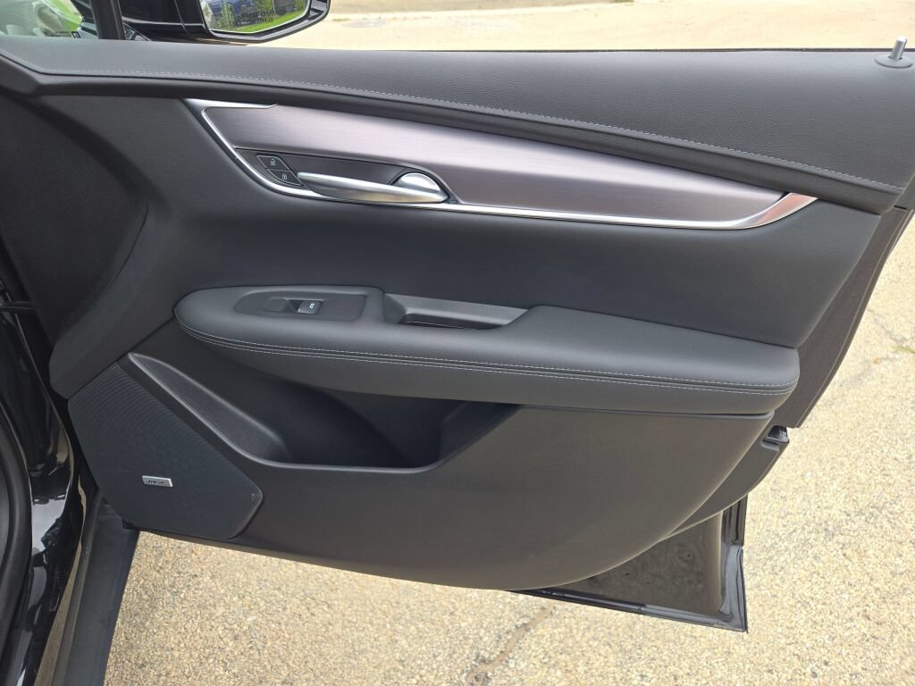 Used 2023 Cadillac XT5 Luxury w/ LPO, Floor Liner Package AWD/4WD image 7