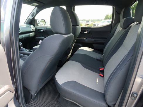 Used 2022 Toyota Tacoma TRD Sport image 12