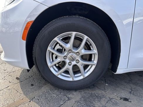 Used 2024 Chrysler Pacifica Touring-L image 9