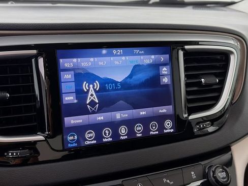 Used 2018 Chrysler Pacifica Touring w/ Tire & Wheel Group FWD image 14