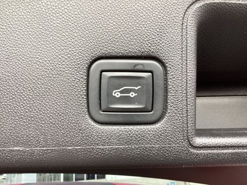 Used 2023 GMC Terrain SLE w/ Driver Convenience Package image 17