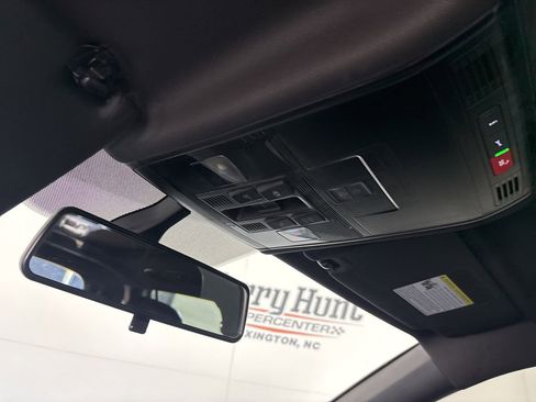 Used 2021 Volkswagen Tiguan SE R-Line image 21