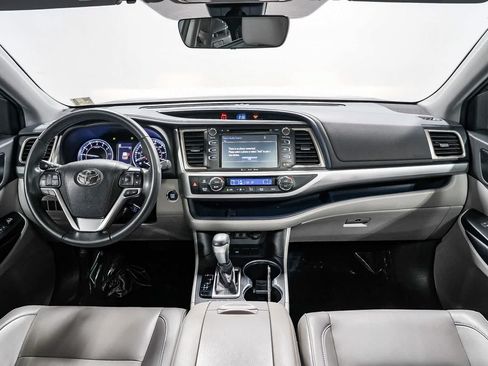 Certified 2019 Toyota Highlander XLE w/ Carpet Mat Package (TMS) FWD image 13