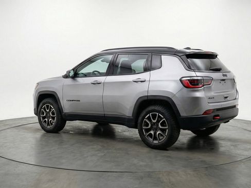 Used 2025 Jeep Compass Trailhawk image 6
