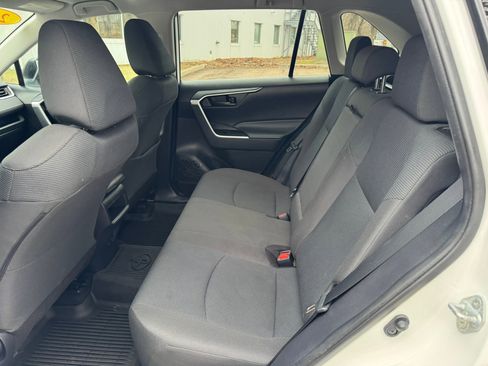 Used 2021 Toyota RAV4 LE AWD/4WD image 10
