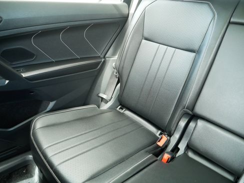Used 2022 Volkswagen Tiguan SE w/ Panoramic Sunroof Package AWD/4WD image 12