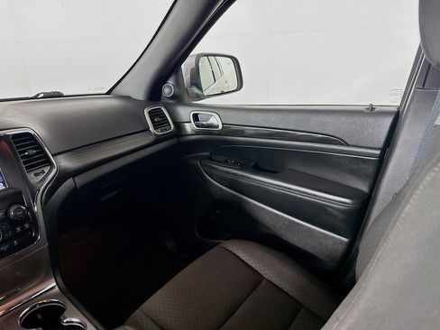 Used 2019 Jeep Grand Cherokee Laredo AWD/4WD image 27