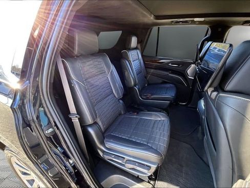 Used 2022 Cadillac Escalade Premium Luxury Platinum image 17