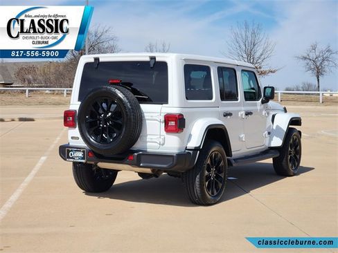 Used 2025 Jeep Wrangler Sahara image 9