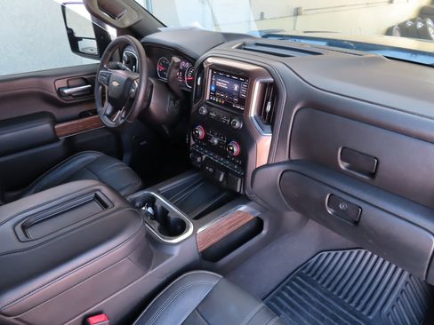 Used 2020 Chevrolet Silverado 2500 High Country image 16