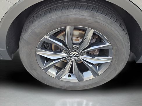 Used 2023 Volkswagen Tiguan SE w/ Panoramic Sunroof Package FWD image 29