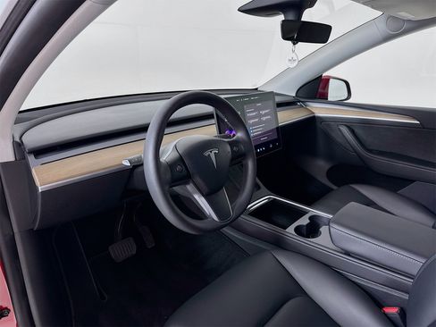 Used 2022 Tesla Model Y Long Range image 10