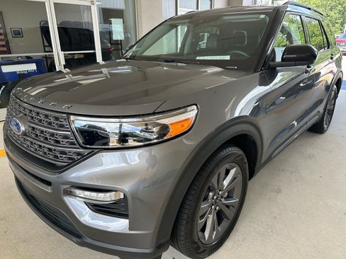 Used 2022 Ford Explorer XLT w/ Equipment Group 202A RWD image 3