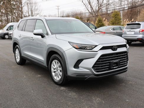 Used 2025 Toyota Grand Highlander AWD image 1