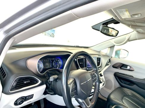 Used 2017 Chrysler Pacifica Touring-L image 12