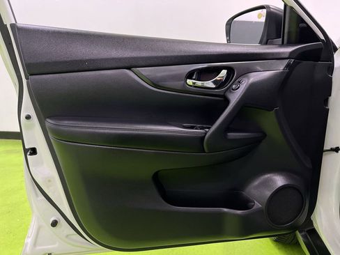 Used 2018 Nissan Rogue SV image 16