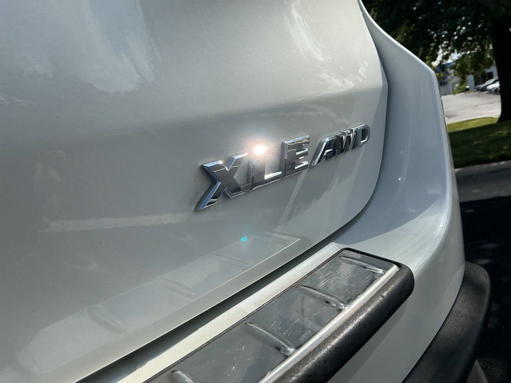 Used 2019 Toyota Highlander XLE AWD/4WD image 12