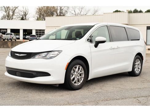 Used 2023 Chrysler Voyager LX image 3