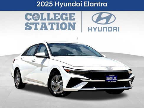 Used 2025 Hyundai Elantra SE w/ Cargo Package image 1