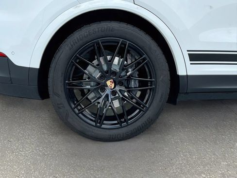 Certified 2025 Porsche Cayenne AWD/4WD image 33
