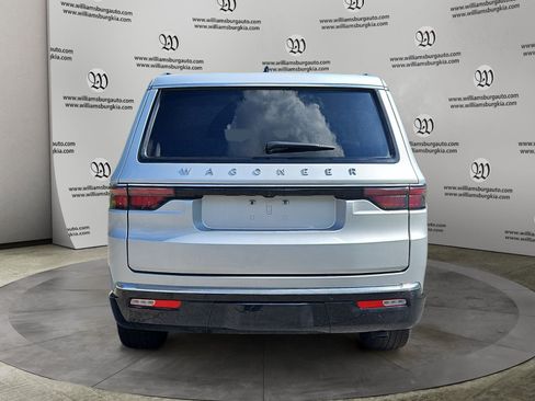 Used 2025 Jeep Wagoneer Series II AWD/4WD image 4