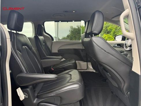 Used 2024 Chrysler Pacifica Touring-L FWD image 12