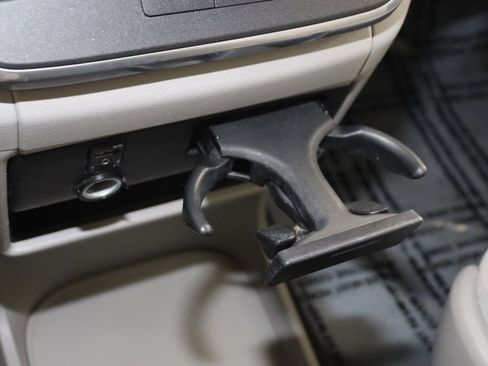 Used 2016 Toyota Sienna LE image 25