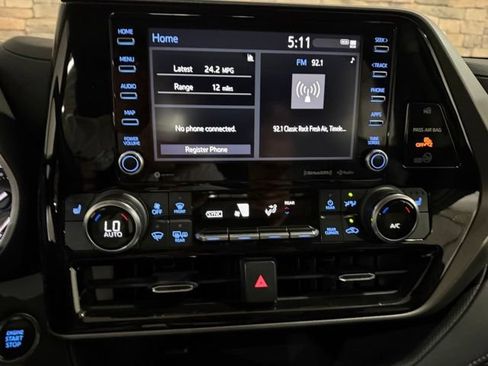 Used 2022 Toyota Highlander XLE AWD/4WD image 19