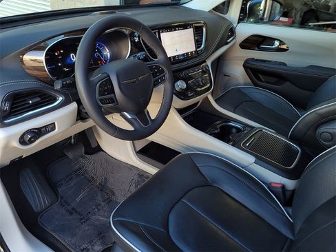 Used 2022 Chrysler Pacifica Limited image 9