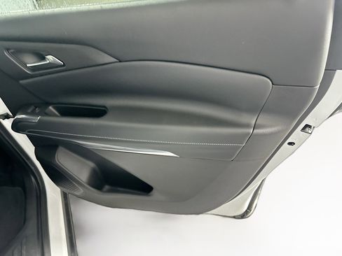 Used 2025 Chevrolet Traverse LT image 32