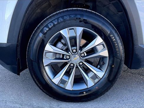 Used 2025 Chevrolet Equinox LT w/ Convenience Package II image 9