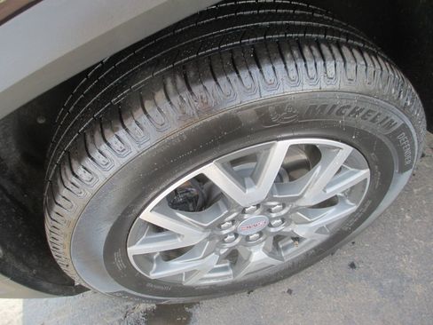 Used 2021 GMC Acadia SLE w/ Driver Convenience Package image 11