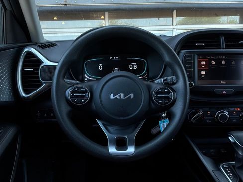 Used 2025 Kia Soul LX w/ LX Technology Package FWD image 30